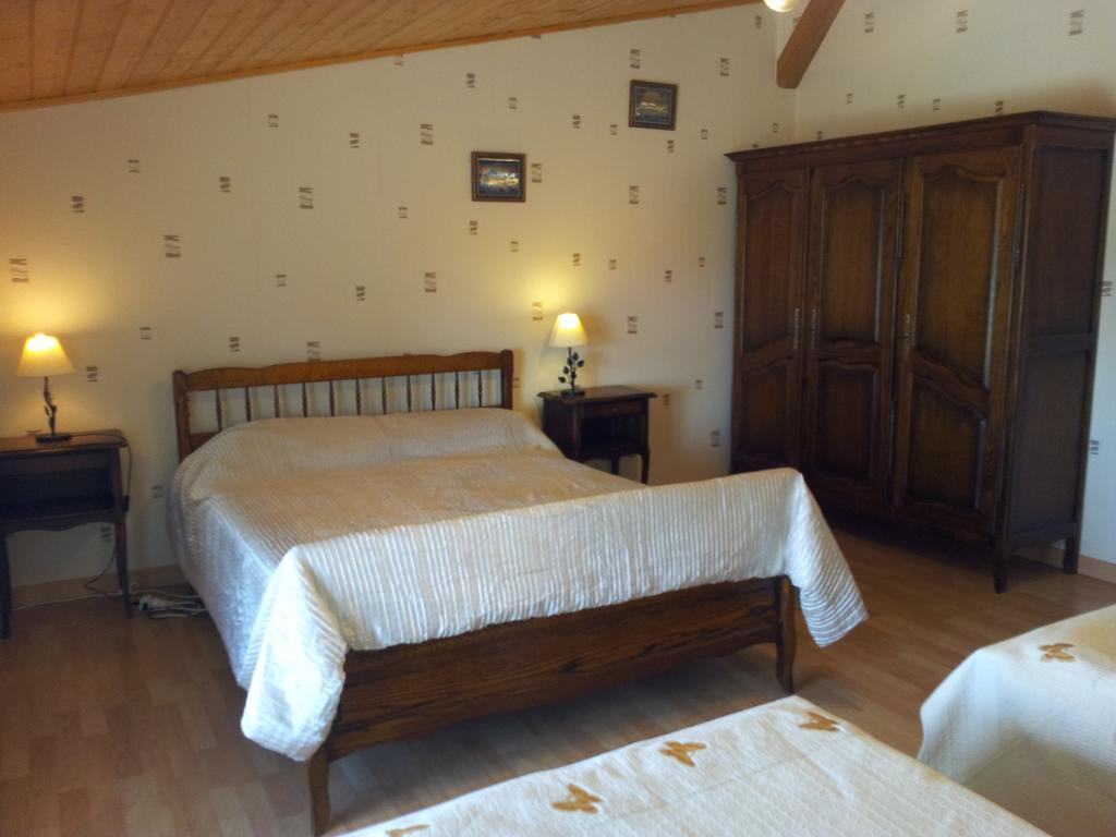 La Croix De Bois Bed & Breakfast Jayat Room photo
