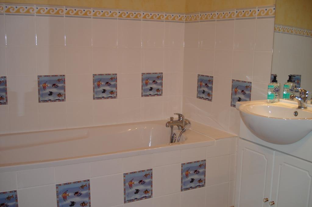 La Croix De Bois Bed & Breakfast Jayat Room photo